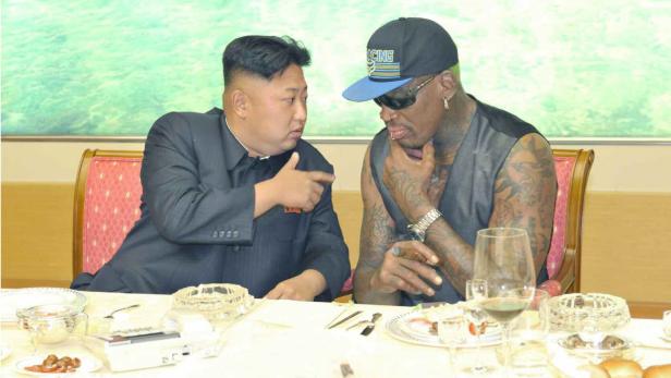Kim Jong-un und Dennis Rodman sitzen an einem Tisch bei einem Treffen.