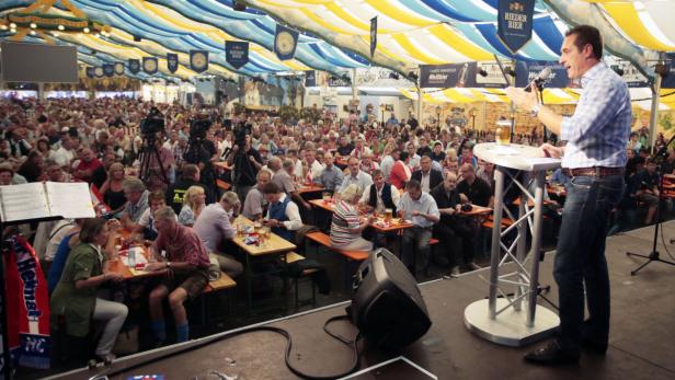 FPÖ-Obmann Strache hatte gestern, Samstag, seinen Auftritt im Bierzelt.