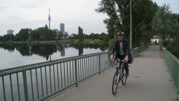 Nicht ganz happy: Heinz Berger überbrückt täglich Alte Donau und Donau