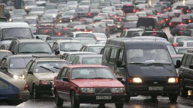 Starker Verkehr mit vielen Autos auf einer nassen Straße.