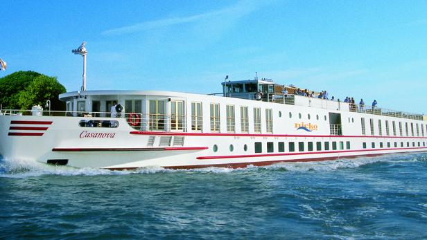 Das Flusskreuzfahrtschiff „Casanova“ fährt auf dem Wasser.