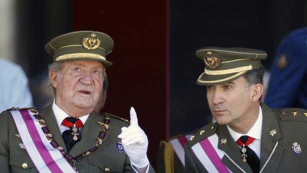 Juan Carlos I. und Felipe VI. in Militäruniformen bei einer Veranstaltung.