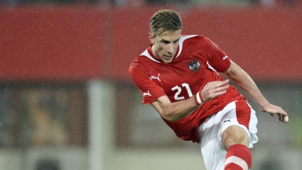 Ein österreichischer Fußballspieler mit der Nummer 21 in Aktion.