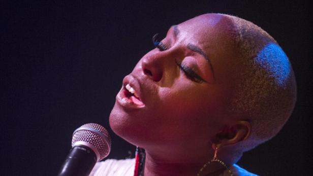 Laura Mvula , 26, gewann den Kritiker-Preis der Brit-Awards.