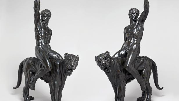 Die zwei Bronzefiguren sind jeweils rund einen Meter hoch.