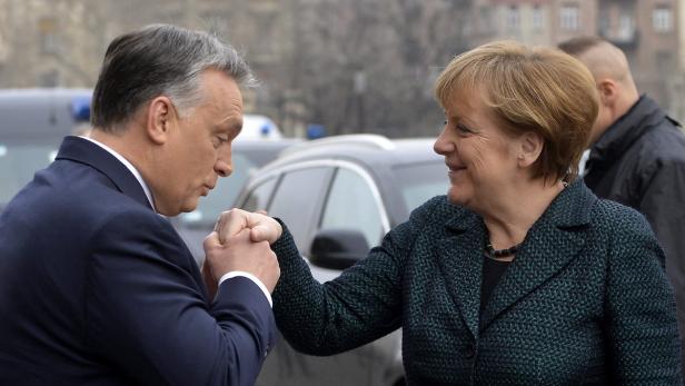 Charmeoffensive: Handkuss Orbans für die deutsche Kanzlerin. Tausende Ungarn hatten – vergeblich – gehofft, dass Merkel bei ihrem Ungarn-Besuch Premier Orban demokratiepolitisch die Leviten lesen würde.