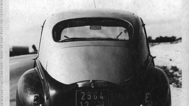 Das Cover des „Emporio Armani Magazine“ zeigt die Rückansicht eines Oldtimers mit tunesischem Kennzeichen.