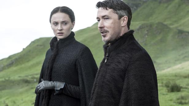 Sansa Stark und Lord Petyr Baelish in einer Szene aus „Game of Thrones“.