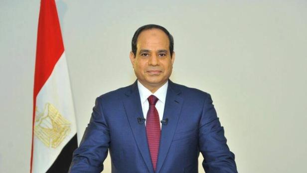 Abdel Fattah el-Sisi, der Präsident Ägyptens, in einem blauen Anzug vor der ägyptischen Flagge.