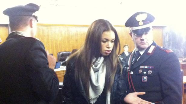 Berlusconis angebliche Geliebte Karima El Mahroug, besser bekannt als Ruby Rubacuori, erschien am Montag erstmals vor Gericht. Befragt wurde sie allerdings nicht.