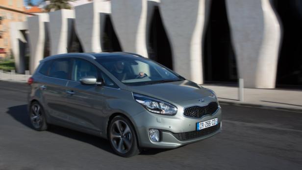 Kia Carens: Weit nach vorne gezogene Passagierkabine, vier konventionell angeschlagene Türen...