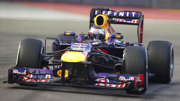 Ein Formel-1-Rennwagen auf einer Rennstrecke.