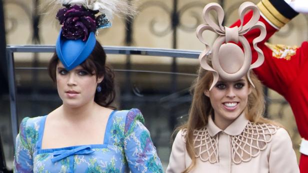 epa02747374 (FILES) Princess Eugenie of York (L) and Princess Beatrice of York (R) arrive at Westminster Abbey for the wedding ceremony of Prince William and Kate Middleton in London, Britain, 29 April 2011. According to reports on 23 May 2011, Princess Beatrice&#039;s wedding hat has been sold for more than 130,000 US dollars (approximately 93,000 euros) in an auction on eBay ending on 22 May. Proceeds from the sale are to be donated to charity. EPA/IAN LANGSDON *** Local Caption *** 00000402636386