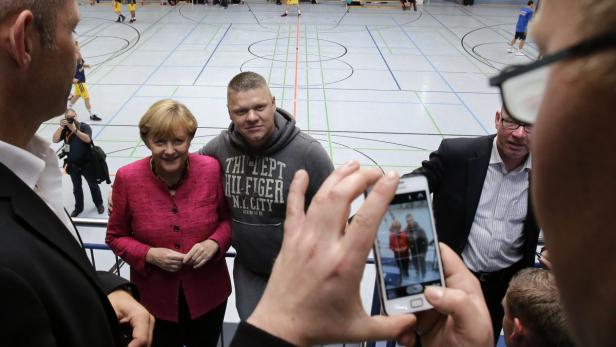 Angela Merkel: Posieren für die Kamera bei einem Basketballspiel in Stralsund