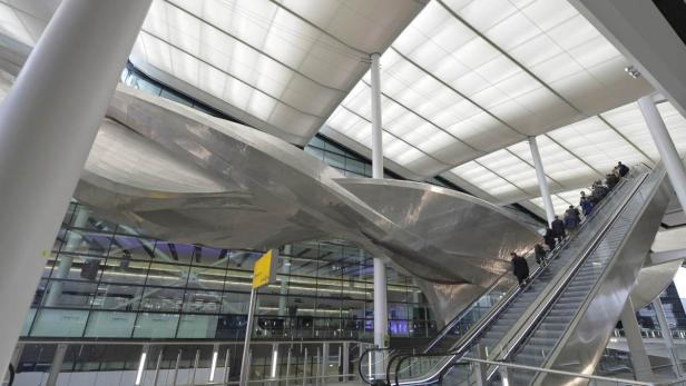 Welcome to Heathrow Airport! Mitten im neueröffneten &quot;Queen&#039;s Terminal&quot; sticht den Passagieren eine riesige Skulptur ins Auge: Der &quot;Slipstream&quot;.