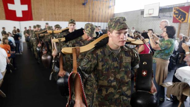 Mit einem Tag der offenen Tür wirbt die schweizer Armee für die Wehrpflicht.