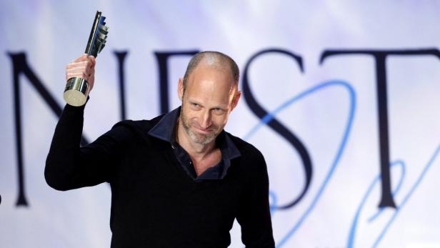 Joachim Meyerhoff wurde 2012 mit dem Nestroy in der Kategorie Bester Schauspieler ausgezeichnet.