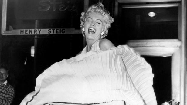 Auch das berühmte Kleid von Marilyn Monroe ist dabei.