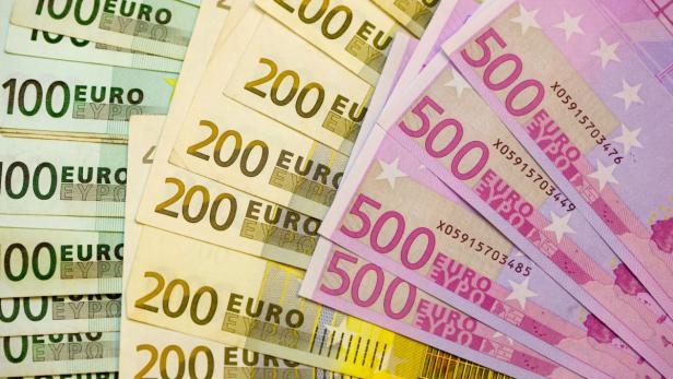 Verschiedene Euro-Banknoten, darunter 100-, 200- und 500-Euro-Scheine.