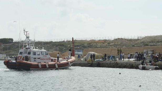 Auch zwei Wochen, nachdem vor Lampedusa 364 Menschen starben, gibt es fast täglich Meldungen über neue Bootsflüchtlinge im Mittelmeer.