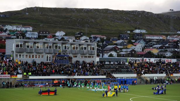 Insel-Idylle: Auf den Färöern sind Papageitaucher ein guter Fang, und das Fußballteam jagt im malerischen Torsvöllur-Stadion Österreich gerne Punkte ab.