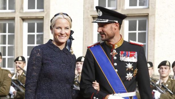 Eine Überraschung, denn die 40-Jährige wird eigentlich für ihre modische Fehlgriffe immer wieder belächelt. Im Bild: Mette-Marit mit Kronprinz Haakon.