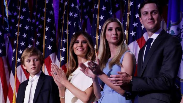 Die Trumps: Der jüngste Sohn Barron (10), Ehefrau Melania (46), Tochter Ivanka (35) mit Ehemann Jared Kushner (35) bei der Wahlfeier. Ivanka und Jared Kushner sind Berater des künftigen Präsidenten.