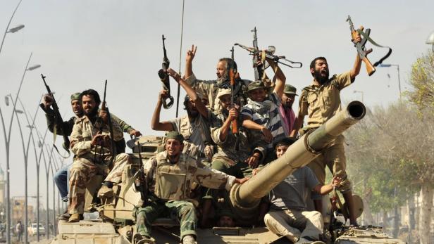 REUTERSAnti-Gaddafi fighters celebrate the fall of Sirte in the town October 20, 2011. Libyan interim government fighters captured Muammar Gaddafis home town on Thursday, extinguishing the last significant resistance by forces loyal to the deposed leader Neue Beweise um Gaddafis Tod