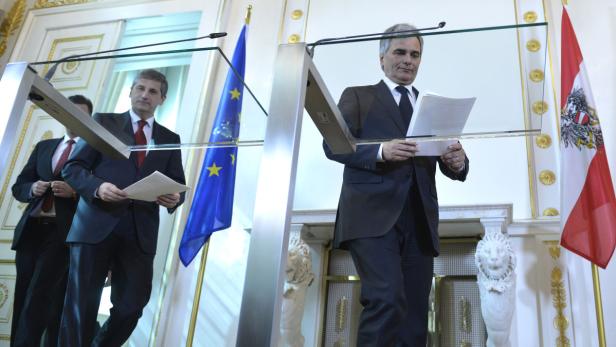 Ein Mann liest ein Dokument an einem Rednerpult mit der Europa- und Österreichflagge im Hintergrund.