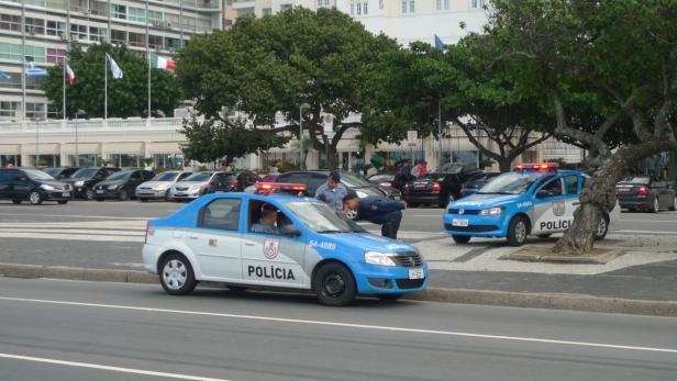 Die Polizei zeigt auffällige Präsenz. Rio darf schließlich keine schlechte Nachrede haben.