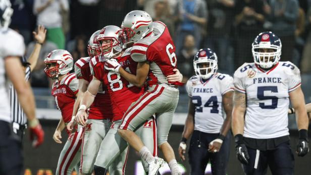 Jubelnde American-Football-Spieler der österreichischen Nationalmannschaft.