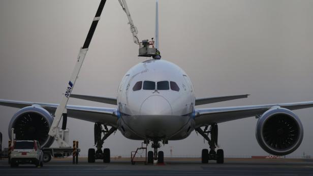 A mechanic of All Nippon Airways (ANA) works atop the company&#039;s Boeing Co&#039;s 787 Dreamliner plane at Haneda airport in Tokyo January 16, 2013. All Nippon Airways Co Ltd said on Wednesday it will put its Boeing Co 787 Dreamliners back in operation once checks were completed on the aircraft, as soon as Thursday. The suspension of 17 of its Dreamliner aircraft came after one of the jets made an emergency landing in western Japan earlier in the day. REUTERS/Toru Hanai (JAPAN - Tags: TRANSPORT BUSINESS)