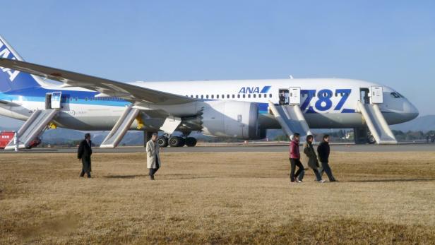 Passengers walk away from All Nippon Airways&#039; (ANA) Boeing Co&#039;s 787 Dreamliner plane which made an emergency landing at Takamatsu airport, western Japan, as seen in this photo taken by a passenger and distributed by Japan&#039;s Kyodo January 16, 2013. A Boeing 787 operated by All Nippon Airways Co made an emergency landing in Takamatsu in western Japan after smoke appeared in the plane&#039;s cockpit, but all 137 passengers and crew members were evacuated safely, the Osaka Airport said on Wednesday. REUTERS/Kyodo (JAPAN - Tags: TRANSPORT DISASTER) MANDATORY CREDIT. JAPAN OUT. NO COMMERCIAL OR EDITORIAL SALES IN JAPAN. ATTENTION EDITORS  THIS IMAGE WAS PROVIDED BY A THIRD PARTY. FOR EDITORIAL USE ONLY. NOT FOR SALE FOR MARKETING OR ADVERTISING CAMPAIGNS. THIS PICTURE IS DISTRIBUTED EXACTLY AS RECEIVED BY REUTERS, AS A SERVICE TO CLIENTS. YES