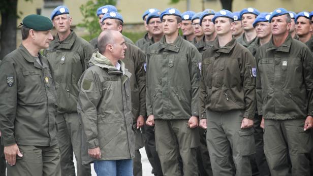 KLUG VERABSCHIEDETE SOLDATEN AM WEG ZUM GOLAN UND