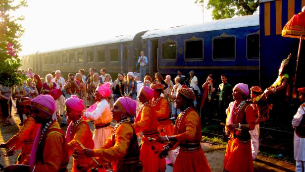 Herzlicher Empfang: Für die Passagiere des „Indian Maharaja“ gibt es roten Teppich, Musik und traditionelle Tänze. Eine fein balancierte Mischung aus komfortablem Reisen und Kostproben vom „echten“ Indien mit seinen zahllosen Farben, Klängen, Gerüchen und Geschmäckern.