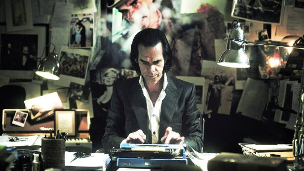 Nick Cave schreibt auf der Schreibmaschine Songs. Er fährt im Jaguar durch Brighton und macht sich Gedanken über Kreativität: „20.000 Days on Earth“ läuft am 6.2. in Österreich an