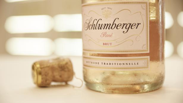 Eine Flasche „Schlumberger Rosé Brut“ steht neben einem Korken.