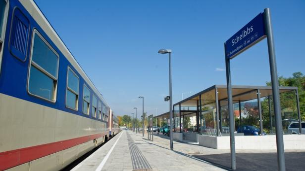 Ein Zug steht am Bahnhof Scheibbs unter blauem Himmel.