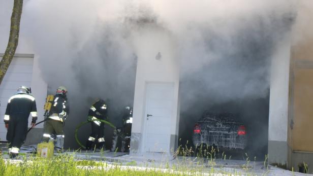 Löschtrupps der Feuerwehren verhinderten ein Übergreifen der Flammen auf das Wohnhaus