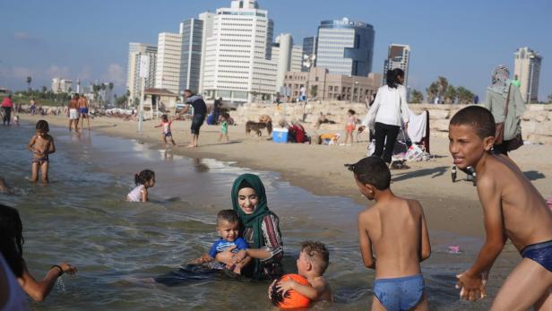 Kinder - hier palästinensische - baden am Strand von Tel Aviv, September 2016.