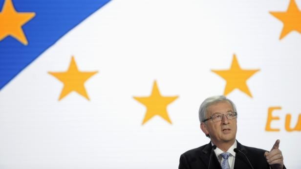 Jean-Claude Juncker spricht vor einem Hintergrund mit EU-Sternen.