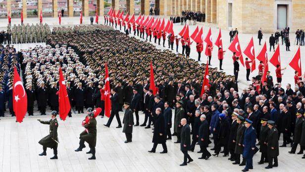 Erdogan (Mitte) flankiert von ranghohen Politikern und Militärs.