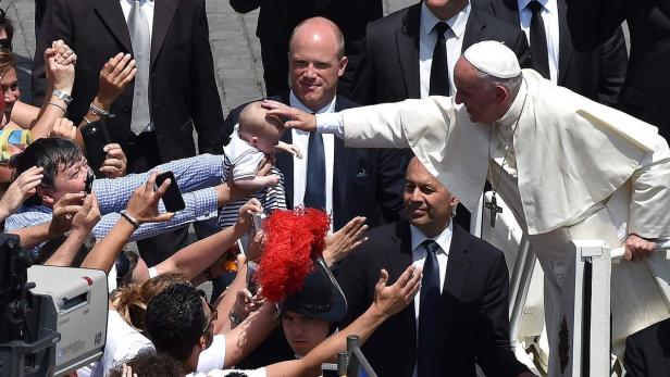 Papst Franziskus segnet nach der Heiligsprechung ein Kind