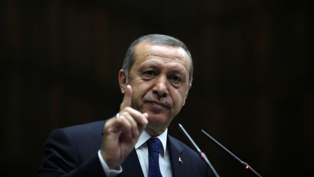 Recep Tayyip Erdoğan gestikuliert während einer Rede.