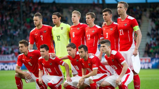 Die österreichische Fußballnationalmannschaft posiert für ein Mannschaftsfoto.