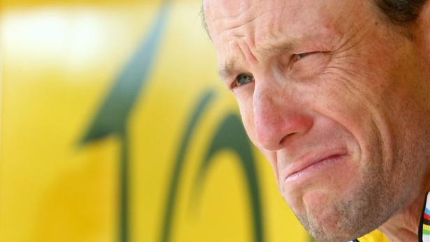 Nahaufnahme von Lance Armstrong mit einem angespannten Gesichtsausdruck.