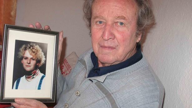 Franz Simmer, 75 mit dem Foto seiner Tocher Monika