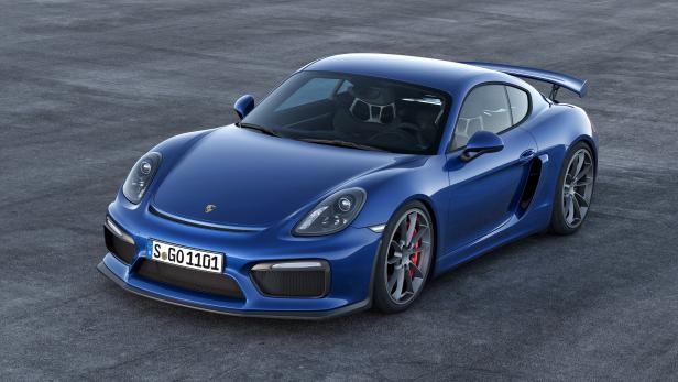 Ein blauer Porsche Cayman GT4 steht auf einer grauen Asphaltfläche.
