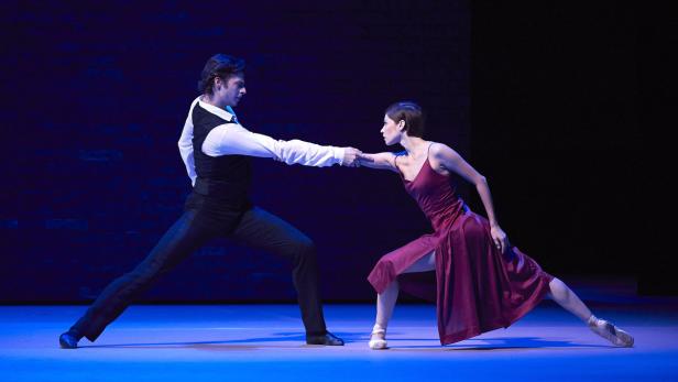 Ballerina Maria Yakovleva tanzt an der Seite von Vladimir Shishov in Richard Strauss’ Ballett „Verklungene Feste“ an der Staatsoper.