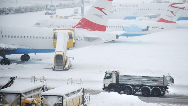 Schneemassen auf den Pisten und keine Sicht für die Piloten. In Schwechat musste ein Landeverbot verhängt werden.